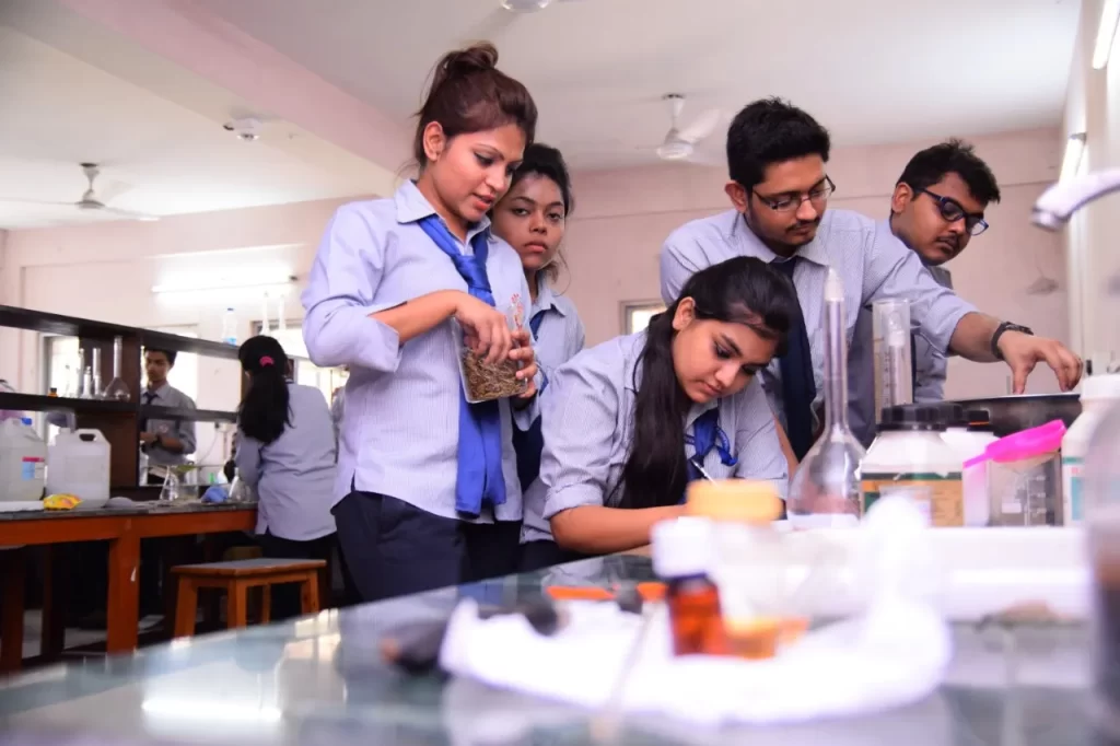 Students of SVIMS (Best B.Sc in Biotechnology College in Kolkata) at Biotechnology Laboratory